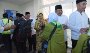 Anggota_Komisi_VIII_DPR_RI_Itje_Siti_Dewi_Kuraesin__melaksanakan_pelepasan_Jemaah_Haji_kloter_pertam20240513082010