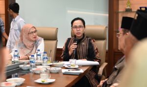 Ketua_Tim_Kunjungan_Kerja_Komisi_VIII_My_Esti_Wijayati_saat_memimpin_pertemuan_ke_Universitas_Islam_20240611162717
