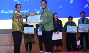 Sekretaris_Jenderal_DPR_RI_Indra_Iskandar_pada_penutupan_Program_Magang_di_Rumah_Rakyat_DPR_RI__Sena20240628162350