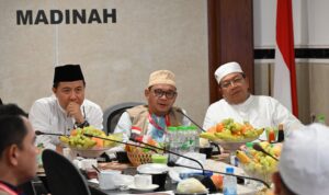 Wakil_Ketua_Komisi_VIII_DPR_RI__Abdul_Wahid_(kanan)_bersama_Timwas_Haji_DPR_RI_saat_mengikuti_rapat_20240622151624