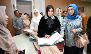 Anggota_Komisi_X_DPR_RI_Desy_Ratnasari_bersama_tim_saat_meninjau_perpustakaan_disela-sela_Kunjungan_20240714193952