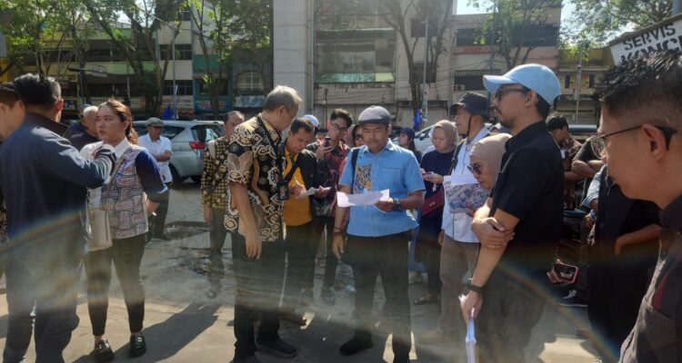 Poto: Suasana sidang lapangan pengecekan langsung objek perkara perlawanan permohonan eksekusi diatas lahan sekitar eks bioskop Cineplex Palembang