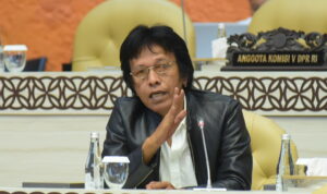 Anggota_Komisi_V_DPR_RI__Adian_Napitupulu__Foto__Oji_vel20251020143917