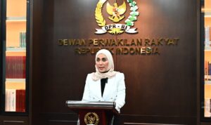 Wakil_Ketua_Komisi_III_DPR_RI_Sari_Yuliati_saat_memberikan_keterangan_resmi_secara_virtual_dalam_sid20251021154605