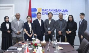 Kepala_BKD_DPR_RI__Bayu_Dwi_Anggono_menerima_kunjungan_delegasi_Sekretariat_Parlemen_Korea_Selatan_d20251215154222
