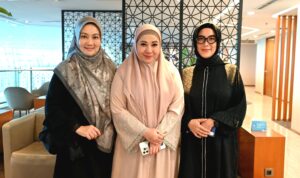 Anggota_Timwas_Haji_DPR_RI__Selly_Andriany_Gantina__Baju_Hitam_Kanan____jelang_keberangkatan_kloter_20260516112341