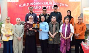 Wakil_Ketua_Komisi_X_DPR_RI_MY_Esti_Wijayati_bertukar_cinderamata_usai_pertemuan_di_Kelurahan_Sumber20260513194511