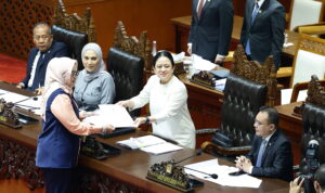 Wakil_Ketua_Komisi_IX_DPR_RI_Putih_Sari_menyerahkan_laporan_pembahasan_RUU_tentang_Pelindungan_Keten20261006125642