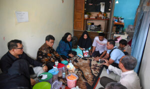Wakil_Ketua_Komisi_X_MY_Esti_Wijayanti_bersama_sejumlah_Anggota_DPR_Komisi_X__mengunjungi_kediaman_k20261011093259